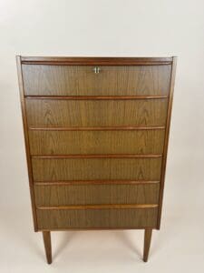 Mid-Century Teak Chest of Drawers – Sleek Lines & Scandinavian Elegance