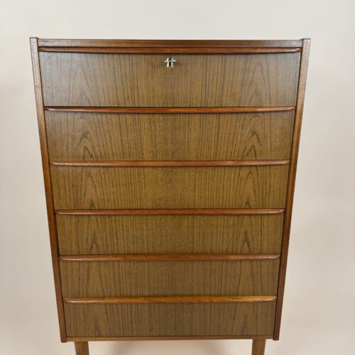 Mid-Century Teak Chest of Drawers – Sleek Lines & Scandinavian Elegance