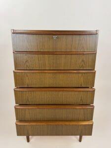 Mid-Century Teak Chest of Drawers – Sleek Lines & Scandinavian Elegance