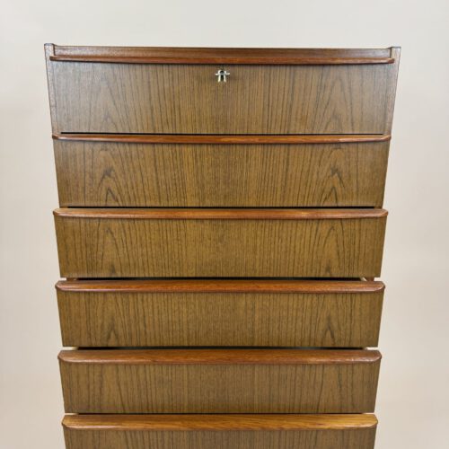 Mid-Century Teak Chest of Drawers – Sleek Lines & Scandinavian Elegance