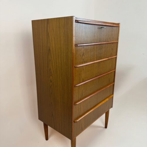 Mid-Century Teak Chest of Drawers – Sleek Lines & Scandinavian Elegance