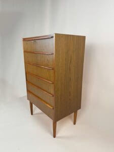 Mid-Century Teak Chest of Drawers – Sleek Lines & Scandinavian Elegance