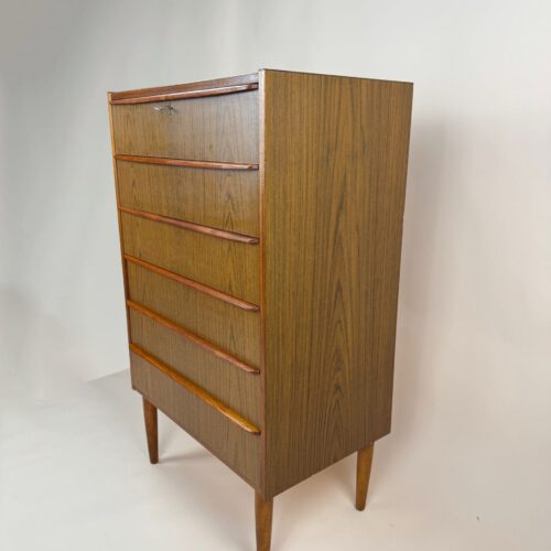 Mid-Century Teak Chest of Drawers – Sleek Lines & Scandinavian Elegance