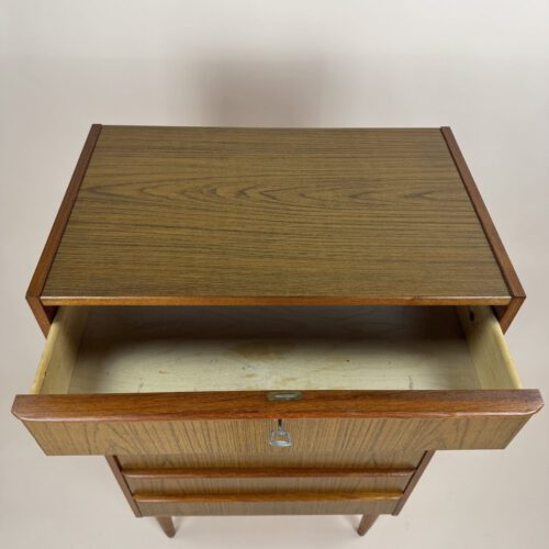 Mid-Century Teak Chest of Drawers – Sleek Lines & Scandinavian Elegance