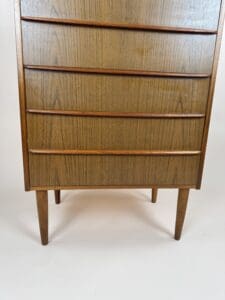 Mid-Century Teak Chest of Drawers – Sleek Lines & Scandinavian Elegance