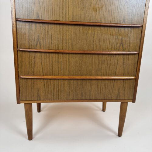 Mid-Century Teak Chest of Drawers – Sleek Lines & Scandinavian Elegance