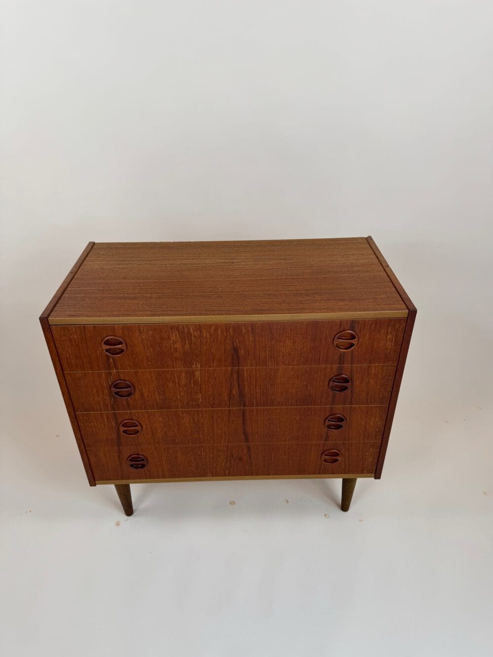 Mid-Century Modern Chest of Drawers – Elegant Round Handle Design