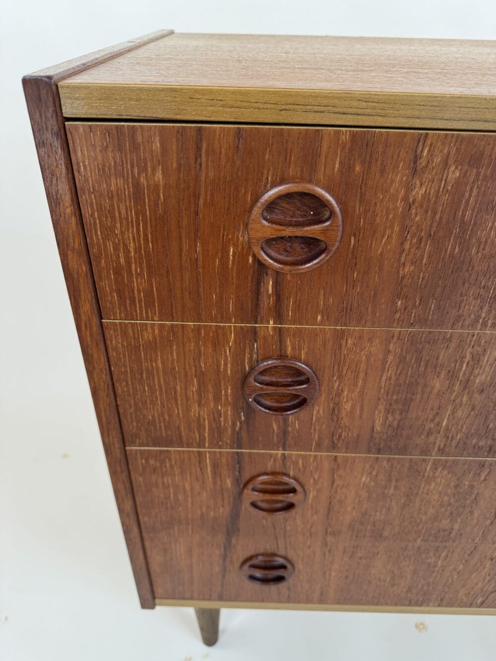 Mid-Century Modern Chest of Drawers – Elegant Round Handle Design