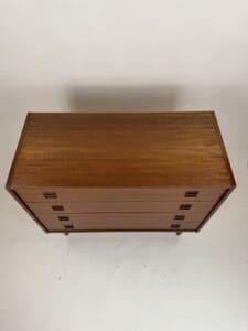 Mid-Century Modern Chest of Drawers – Rich Wood Tone Elegance