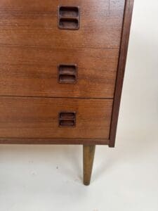 Mid-Century Modern Chest of Drawers – Rich Wood Tone Elegance