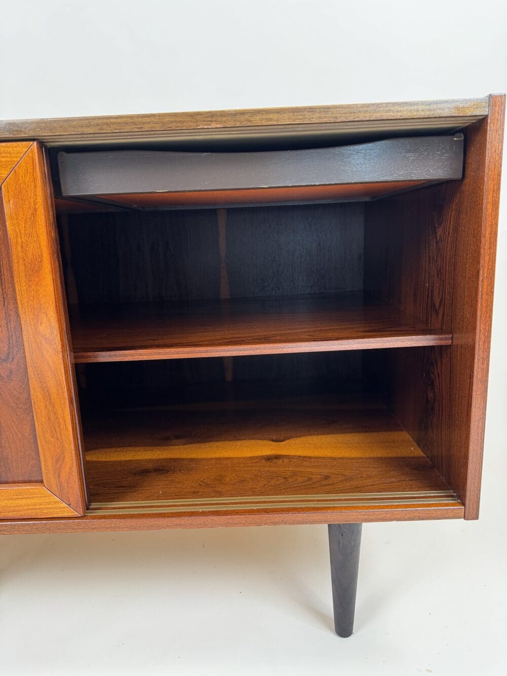 img_8329-2 Rosewood Sliding Door Cabinet by Faarup Møbelfabrik – Refined Danish Elegance