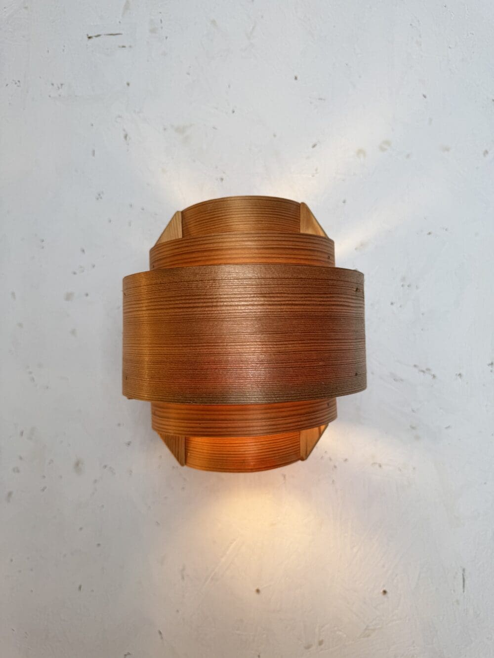 Hans-Agne Jakobsson Wall Lamp V327 – Ellysett Series Beauty in Pine