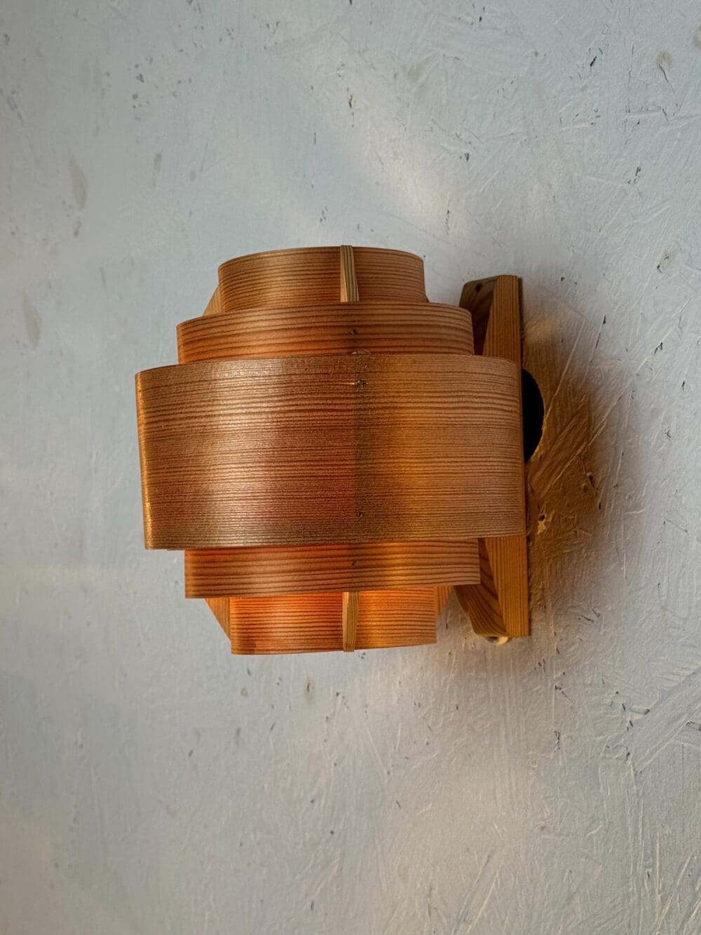 Hans-Agne Jakobsson Wall Lamp V327 – Ellysett Series Beauty in Pine