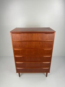 Danish Teak Chest of Drawers – Elegant Mid-Century Storage