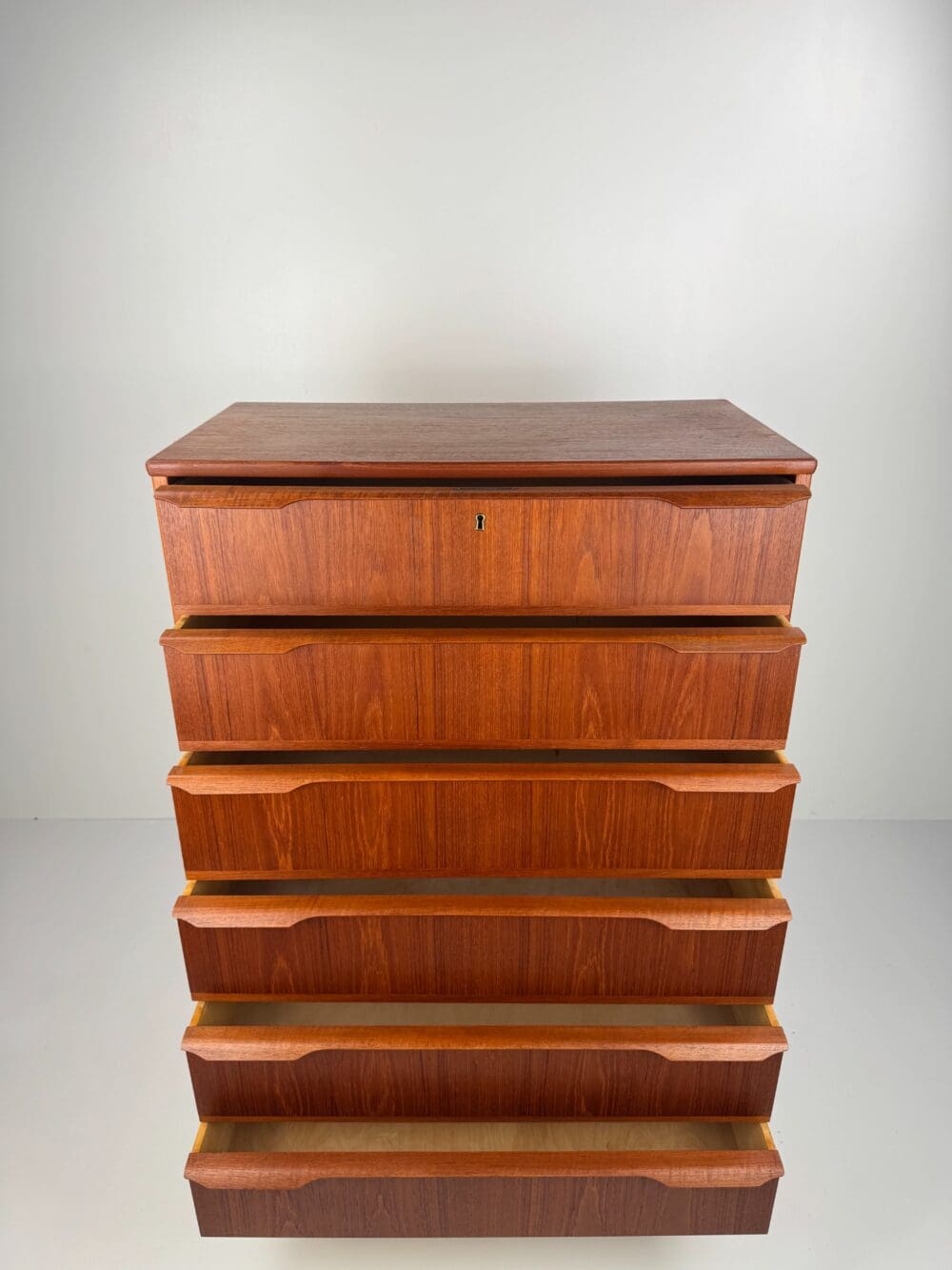 Danish Teak Chest of Drawers – Elegant Mid-Century Storage