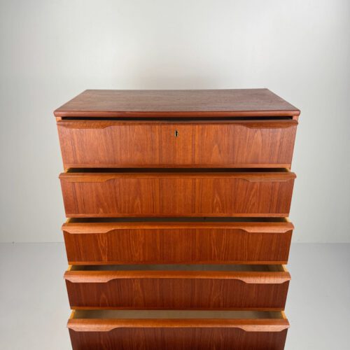 Danish Teak Chest of Drawers – Elegant Mid-Century Storage