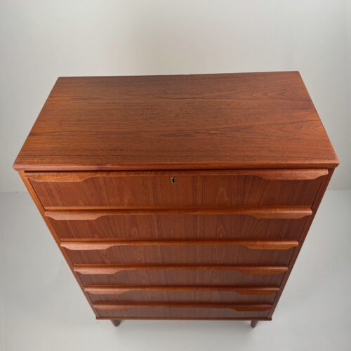 Danish Teak Chest of Drawers – Elegant Mid-Century Storage