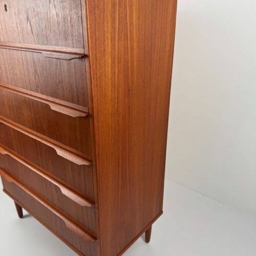 Danish Teak Chest of Drawers – Elegant Mid-Century Storage