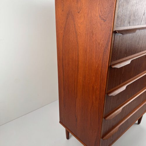 Danish Teak Chest of Drawers – Elegant Mid-Century Storage