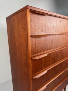 Danish Teak Chest of Drawers – Elegant Mid-Century Storage