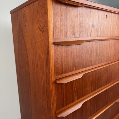 Danish Teak Chest of Drawers – Elegant Mid-Century Storage
