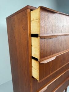 Danish Teak Chest of Drawers – Elegant Mid-Century Storage