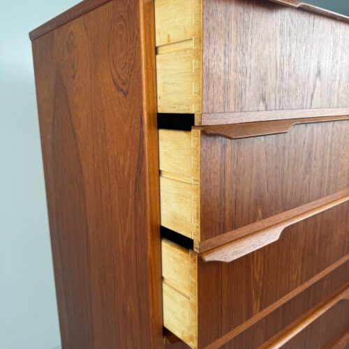Danish Teak Chest of Drawers – Elegant Mid-Century Storage