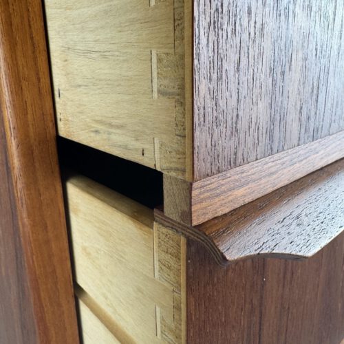 Danish Teak Chest of Drawers – Elegant Mid-Century Storage