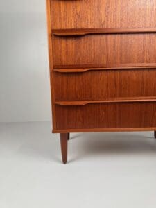 Danish Teak Chest of Drawers – Elegant Mid-Century Storage