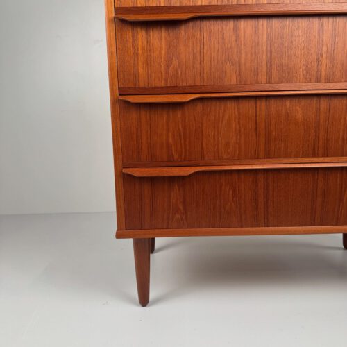 Danish Teak Chest of Drawers – Elegant Mid-Century Storage