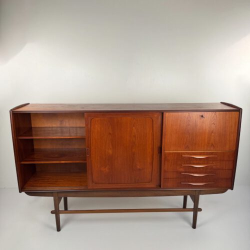 Danish Teak Sideboard with Bar Section & Automatic Light – Mid-Century Elegance