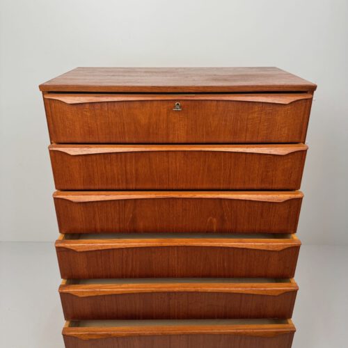 Danish Teak Chest of Drawers – Mid-Century Modern with Sculpted Handles