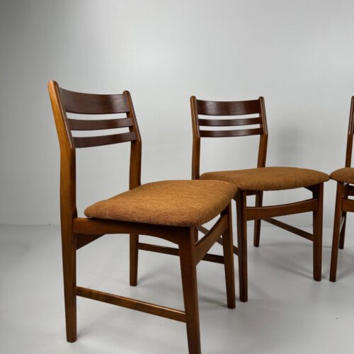 Set of 4 Danish Mid-Century Dining Chairs – Timeless Elegance