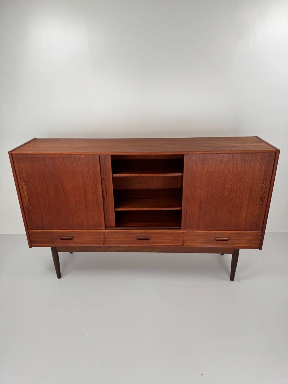 Mid-Century Teak Sideboard – Sliding Doors, Felt-Lined Drawers & Elegant Details