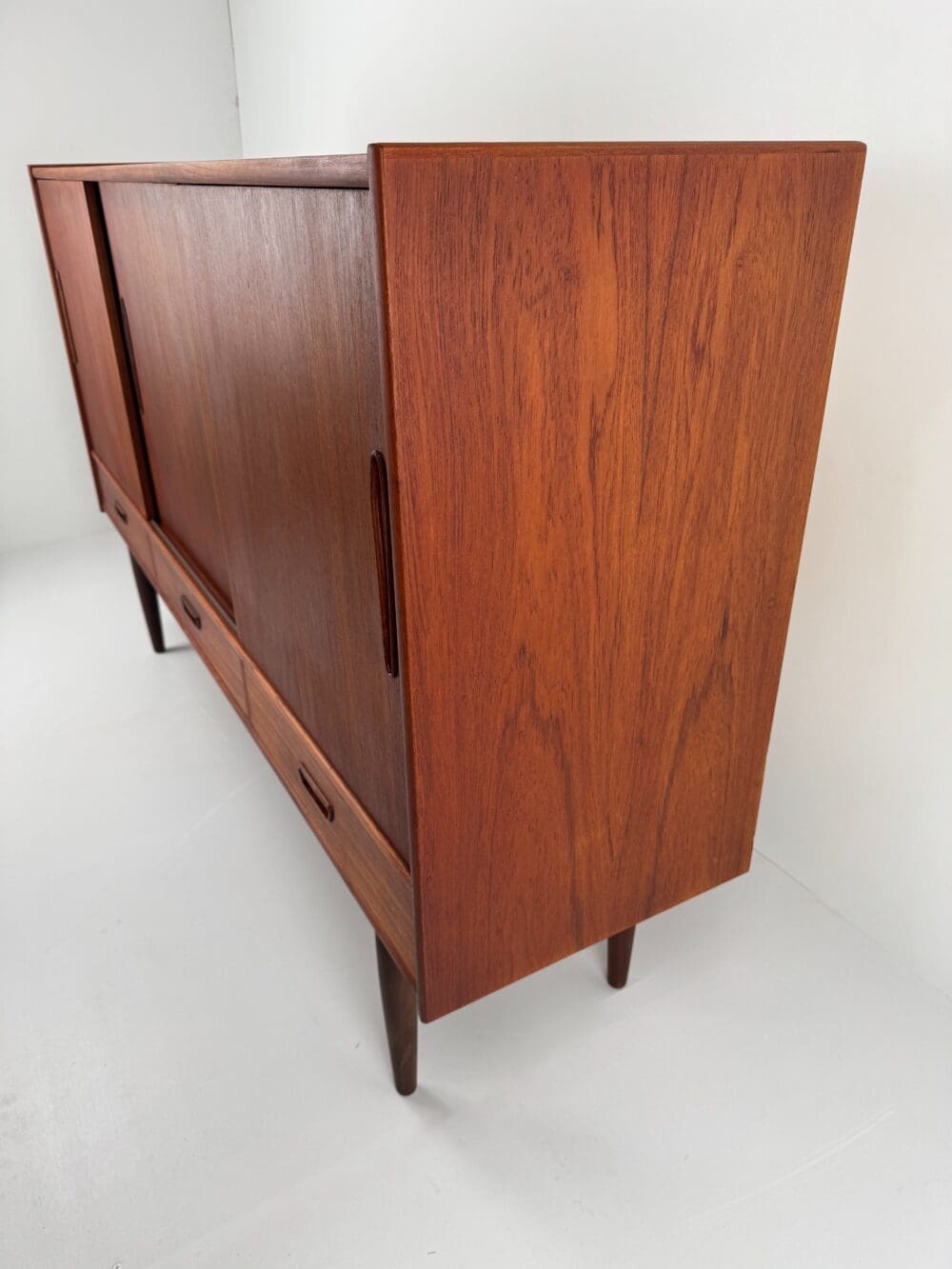 Mid-Century Teak Sideboard – Sliding Doors, Felt-Lined Drawers & Elegant Details