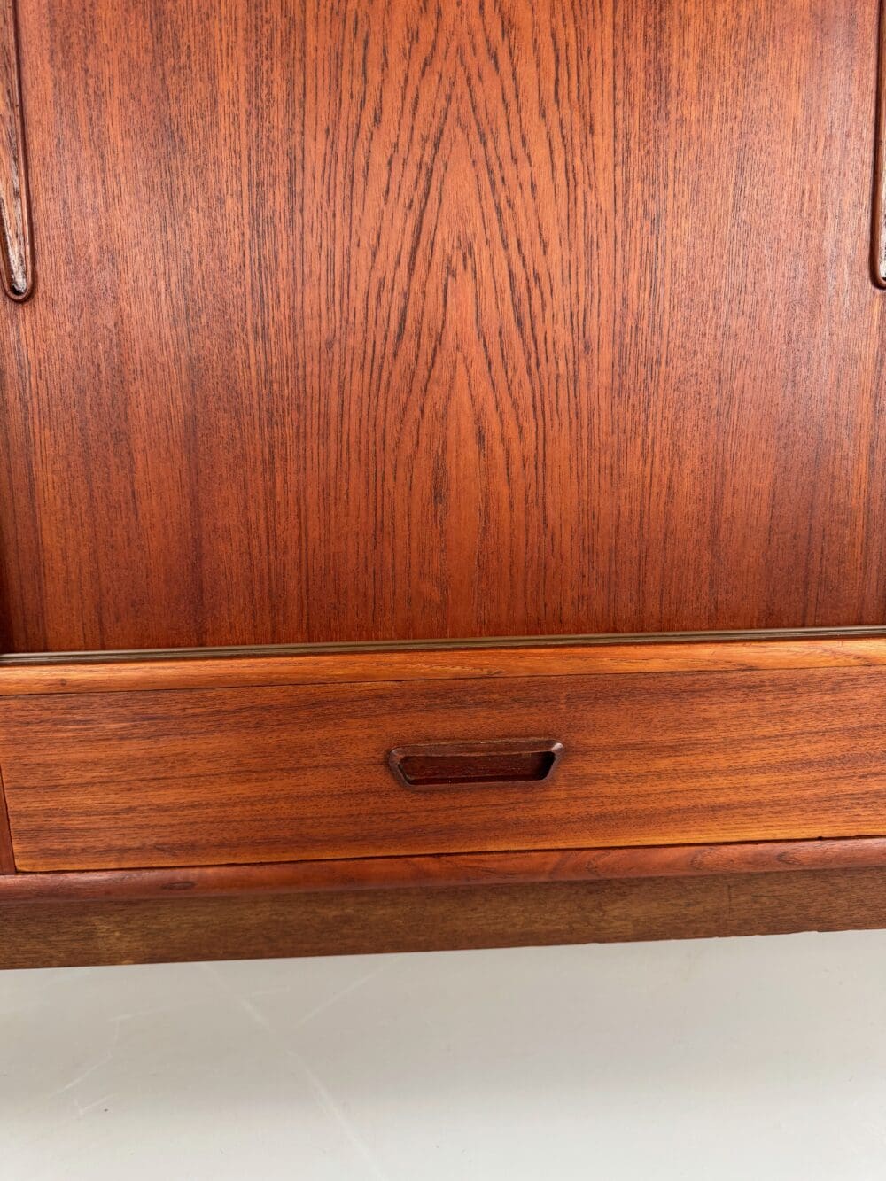 Mid-Century Teak Sideboard – Sliding Doors, Felt-Lined Drawers & Elegant Details