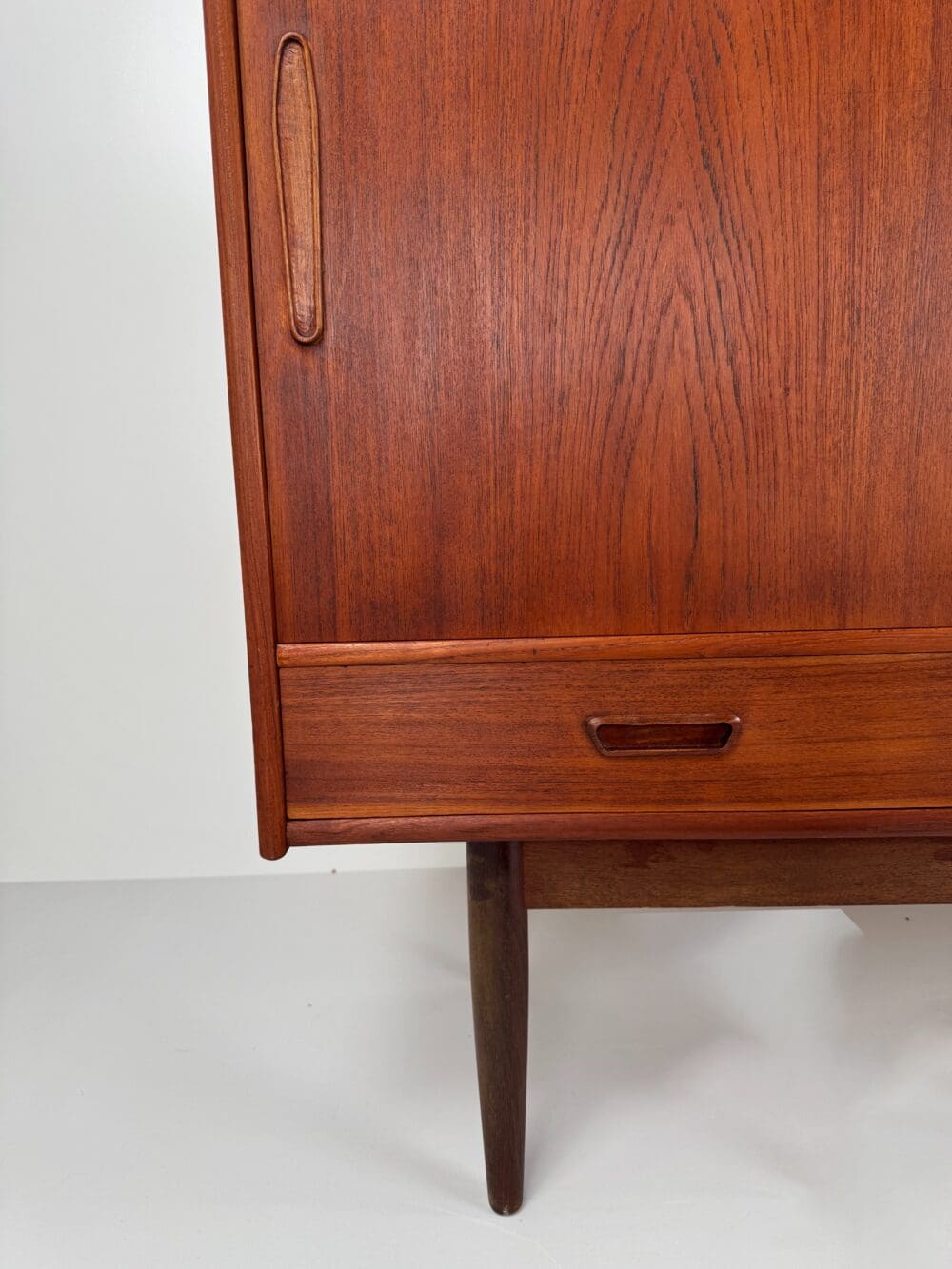 Mid-Century Teak Sideboard – Sliding Doors, Felt-Lined Drawers & Elegant Details