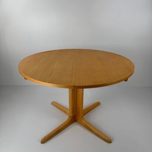 Skovby Denmark Round Extendable Dining Table – Scandinavian Craftsmanship