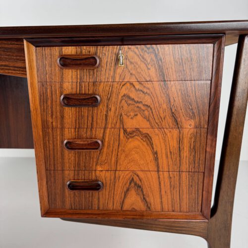 Svend Aage Madsen Rosewood Executive Desk for H.P. Hansen – Danish Modern Masterpiece
