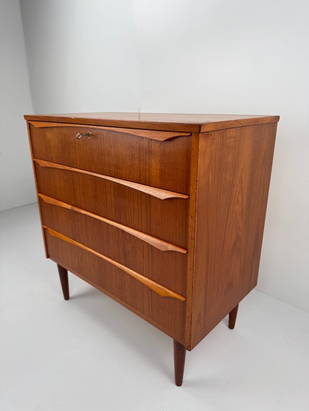 Vintage Danish Chest of Drawers – Elegant Teak Mid-Century Design