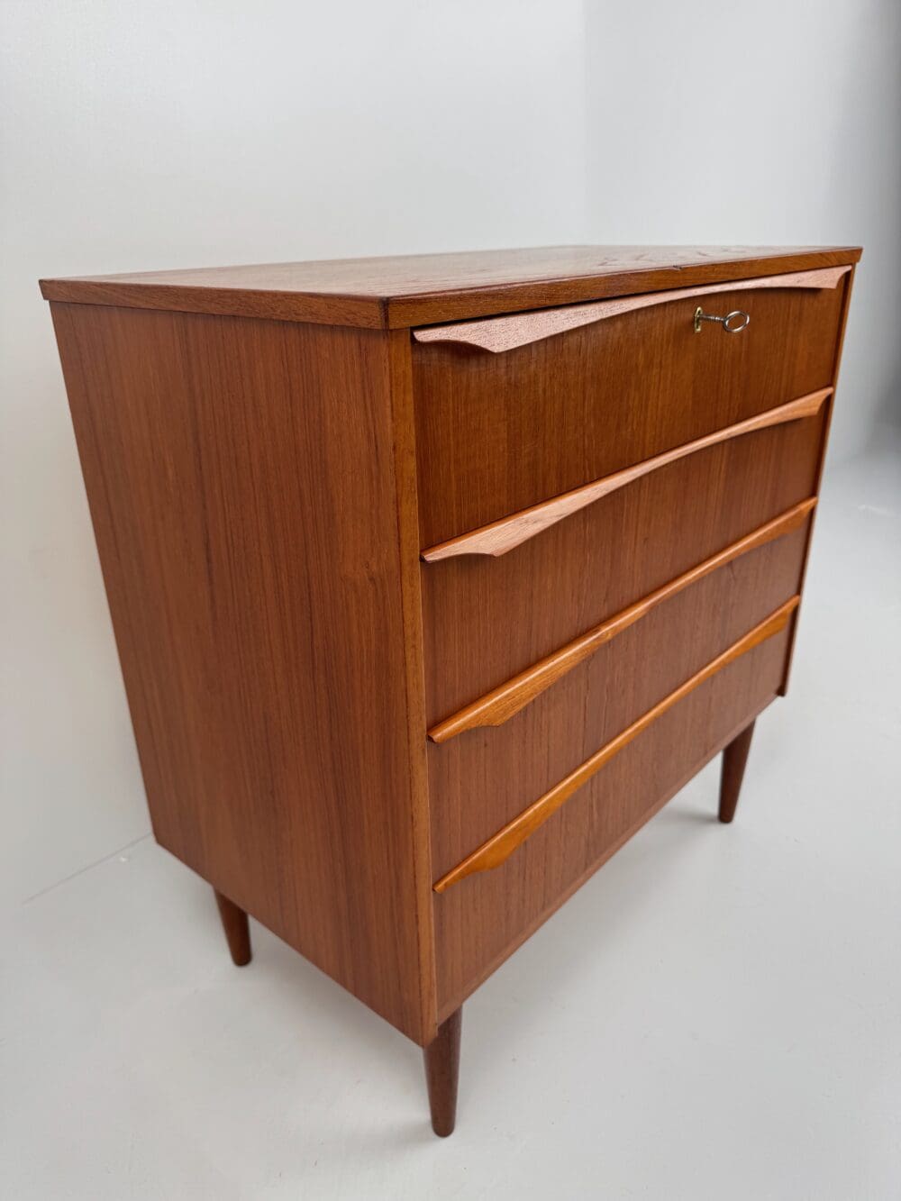 Vintage Danish Chest of Drawers – Elegant Teak Mid-Century Design