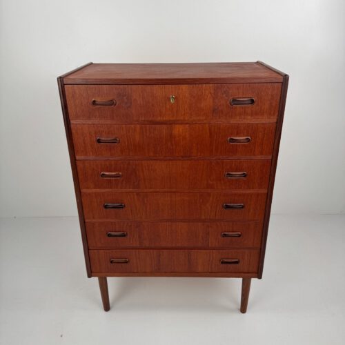 Vintage Danish Chest of Drawers – Elegant Teak Storage Classic