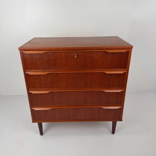 Vintage Danish Chest of Drawers – Elegant Teak Mid-Century Design