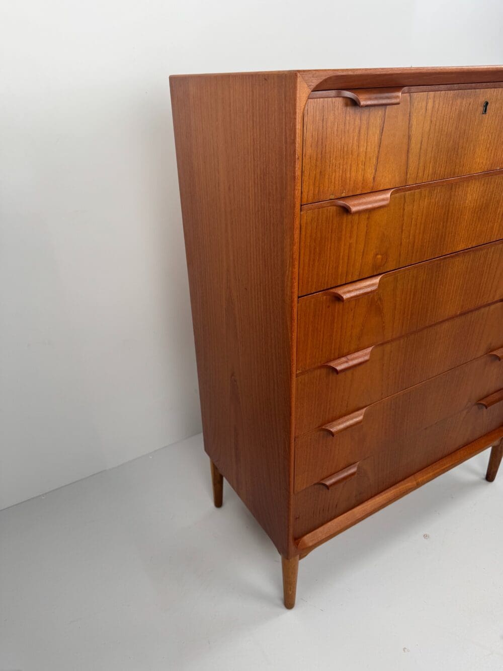 Scandinavian Mid-Century Teak Chest of Drawers – Elegant Sculpted Details