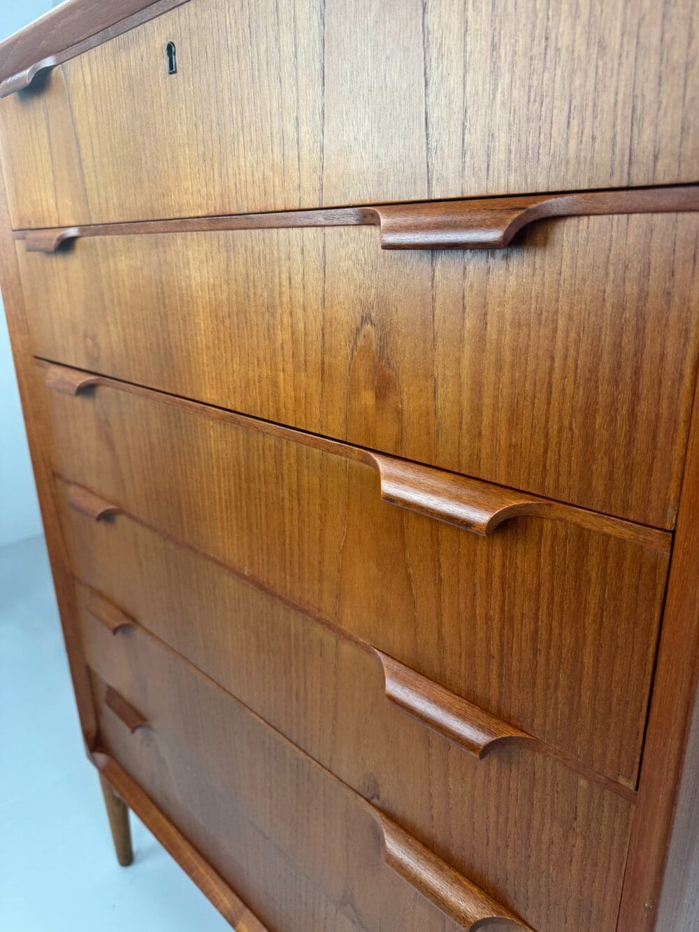 Scandinavian Mid-Century Teak Chest of Drawers – Elegant Sculpted Details