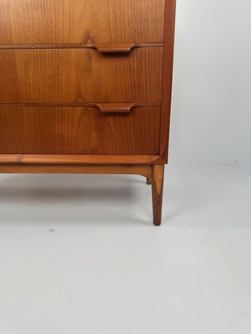 Scandinavian Mid-Century Teak Chest of Drawers – Elegant Sculpted Details