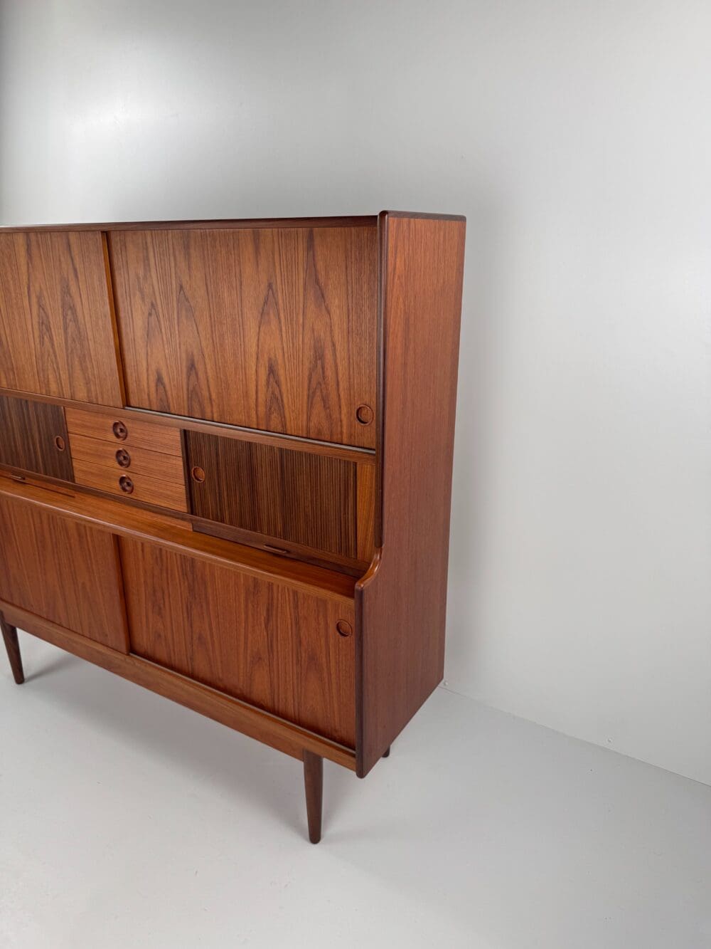 Johannes Andersen Highboard for J. Skaaning & Søn – Danish Design with Hidden Bar, 1960s