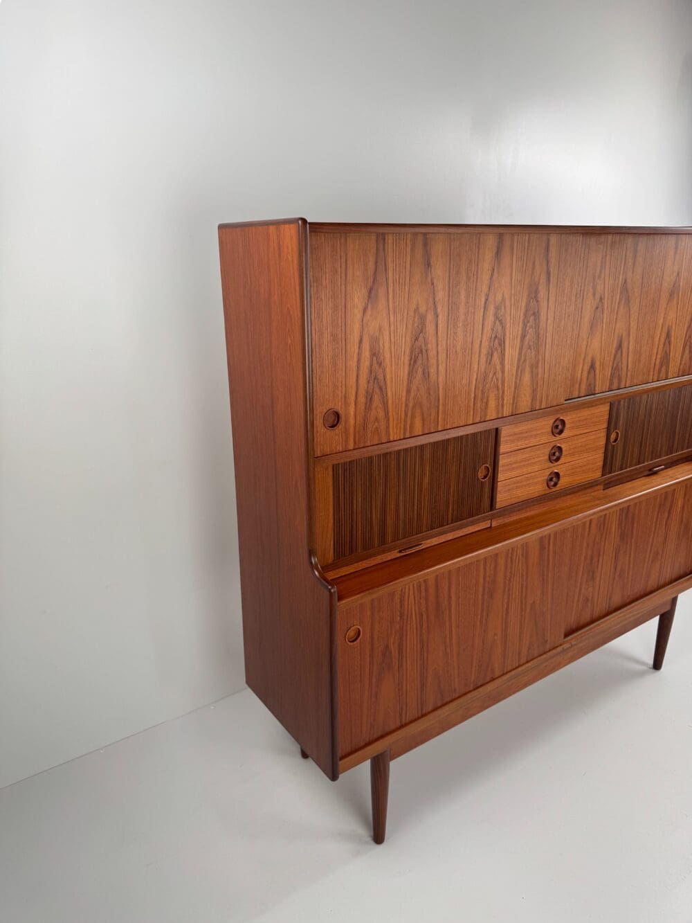 Johannes Andersen Highboard for J. Skaaning & Søn – Danish Design with Hidden Bar, 1960s