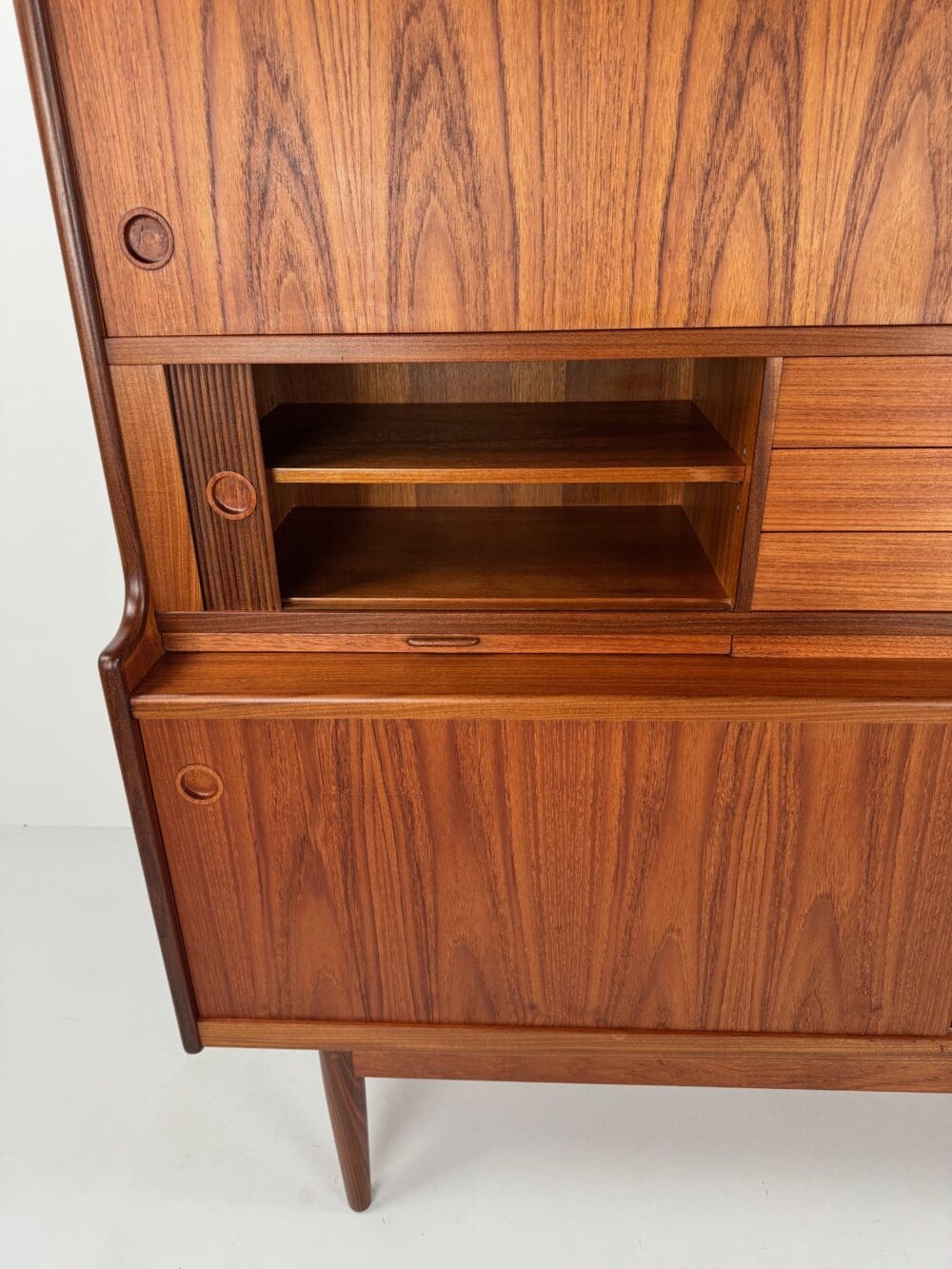 Johannes Andersen Highboard for J. Skaaning & Søn – Danish Design with Hidden Bar, 1960s