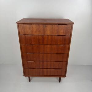 Danish Teak Chest of Drawers – Elegant Mid-Century Craftsmanship